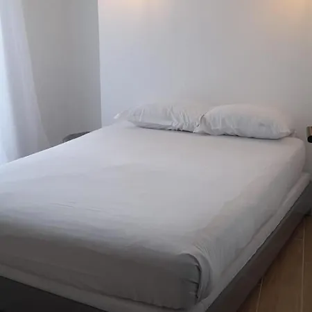3 Pieces Entierement Climatise Et Renove Au Bord De Ideal Cannes